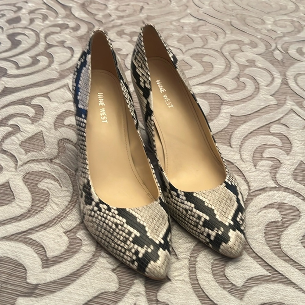 Beautiful snakeskin heels size 11M never worn